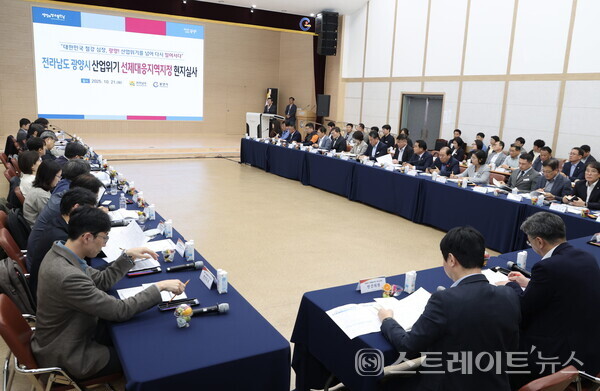 산업통상자원부와 기획재정부, 고용노동부, 국토교통부 등 관계부처 공무원과 민간 전문가로 구성된 실사위원위원들이 21일 광양시에서 철강산업의 구조적 위기 상황을 점검하기 위한 산업위기 선제대응지역 지정 현지 실사를 진행하고 있다. 전남도