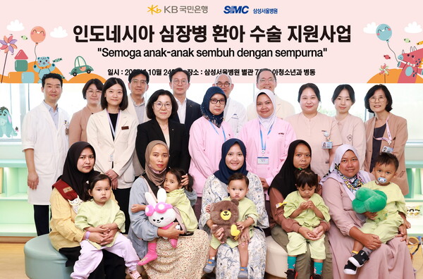 새 생명을 얻은 인도네시아 환아 가족과 관계자들. KB국민은행 제공.