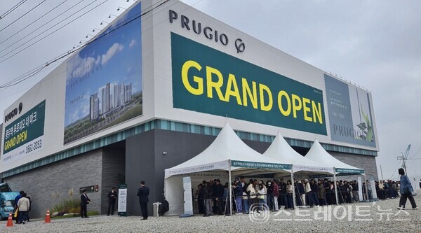 경기도 김포 풍무역세권에서 11월 3일 특별공급에 들어가는 '풍무역세권 푸르지오 더 마크' 모델하우스.  (김태현 선임기자)