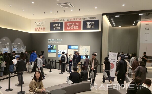 경기도 풍무역세권에 초품아인 '김포풍무 호반써밋'의 견본주택 방문객. 청약홈은 이 단지 특별공급 결과 2.22 대 1의 경쟁률로 97%의 소진율을 기록했다고 밝혔다. (사진 : 김태현 기자)