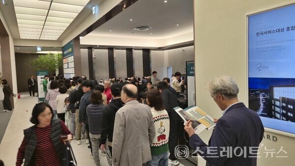 경기도 김포 풍무역세권에서 11월 3일 특별공급에 들어가는 '풍무역세권 푸르지오 더 마크' 모델하우스 내 방문객 대기줄  (김태현 선임기자)