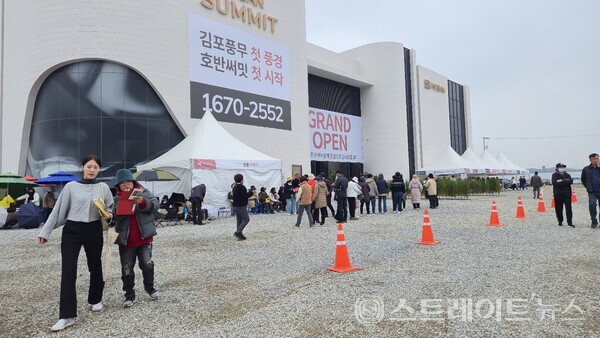 경기도 풍무역세권에 초품아인 '김포풍무 호반써밋'의 견본주택. 청약홈은 이 단지 1순위 청약에서 최고 24.58 대 1에 힘입어 7.27 대 1을 기록했다고 밝혔다. 김태현 기자