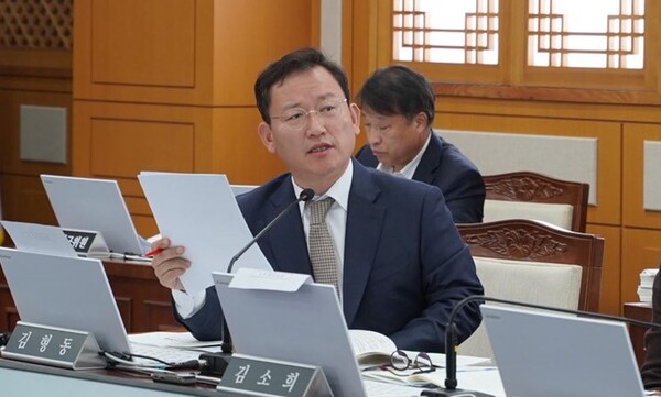 21일 국회 기후에너지환경노동위원회 한국산업인력관리공단 국정감사에서 국민의힘 김형동 의원이 질의하고 있다. 으원실.  