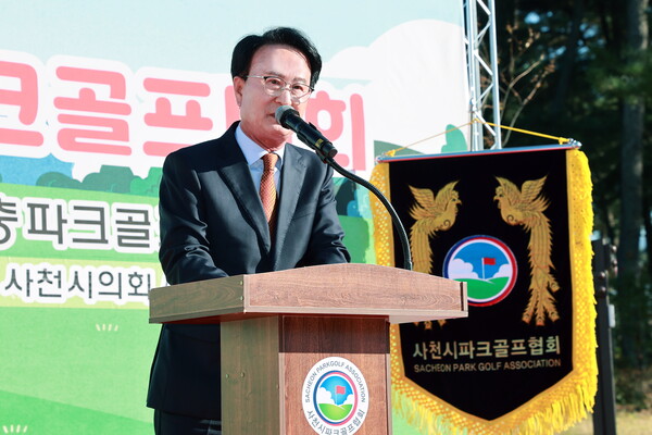 박동식 사천시장이 지난 29일 모충파크골프장에서 열린' 제1회 사천시장배 파크골프대회'에서 개회사를 하고 있다. 사천시 제공