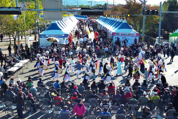 사천시청 노을광장에서 열린 ‘제17회 사천시농업한마당축제’에서 시민들이 농악 공연을 관람하고 있다. 사천시 제공
