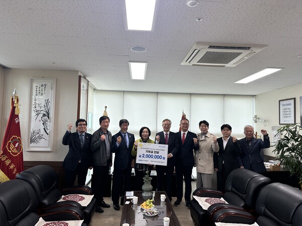 백상원 한국남동발전 상임감사위원(가운데)이 대한민국상이군경회 경남지부에 복지지원 성금 200만 원을 전달한 뒤 관계자들과 기념촬영을 하고 있다. 한국남동발전 제공