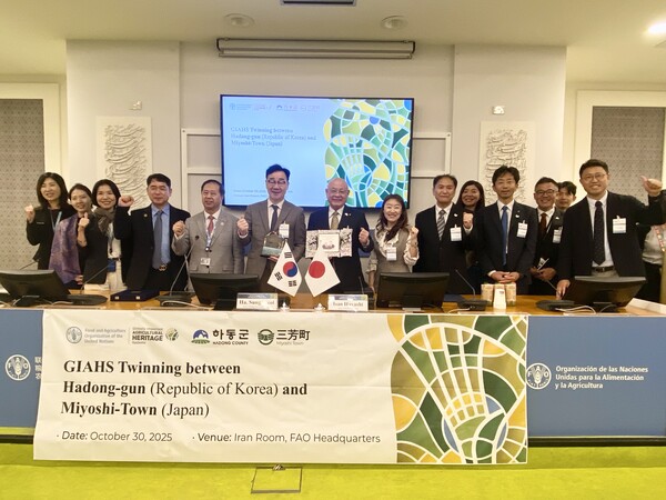 하승철 하동군수(앞줄 왼쪽 여섯 번째)를 비롯한 하동군 대표단이 이탈리아 로마 FAO 본부에서 열린 세계중요농업유산 인증식에서 기념촬영을 하고 있다. 하동군 제공