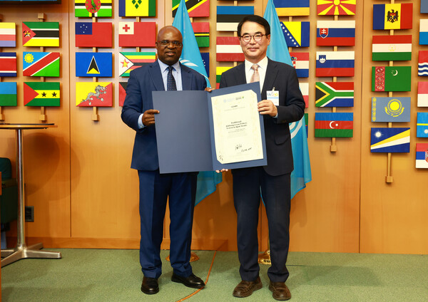장충남 남해군수(오른쪽)가 지난 10월 31일 오전(현지 시각) 이탈리아 로마 유엔식량농업기구(FAO) 본부에서 고드프리 마그웬지 FAO 부사무총장으로부터 세계중요농업유산 인증서를 전달받고 있다. 남해군 제공