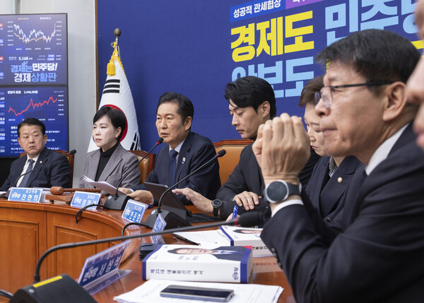 더불어민주당 정청래 대표가 5일 국회에서 열린 최고위원회의에서 발언하고 있다. 연합뉴스. 