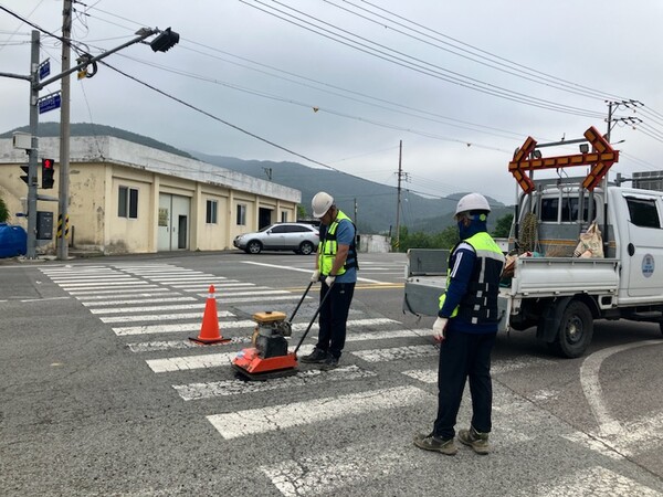 남해군 도로팀 직원들이 횡단보도 보수 정비를 하고 있다. 남해군 제공