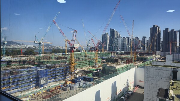 현대건설이 ‘반포 래미안 트리니원’의 북단, 한강변 반포 1·2·4주구에서 내년 6월 분양 예정인 '반포 디에이치 클래스트'  건설 현장. 총 5007가구의 초대형 단지로 일반분양은 1832가구다. 현지에 3.3㎡당 추정 분양가는 9000만원 내외로 2026년 청약시장의 최대 관심 단지다. 김태현 기자