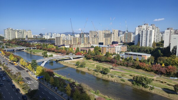 삼성물산의 ‘반포 래미안 트리니원’과 동시 분양, 맞대결하는 탄천수변공원 옆의 성남 분당 느티마을 3단지 리모델링 아파트 '더샵 분당 에르원' 후분양 현장. 84㎡형 평균 분양가는 '반포 래미안 트리니원'이 26억8700만원, '더샵분당 에르원' 은 25억5900만원으로 1억3000여만원 차이가 나지 않는다.(사진 김태현 선임기자)