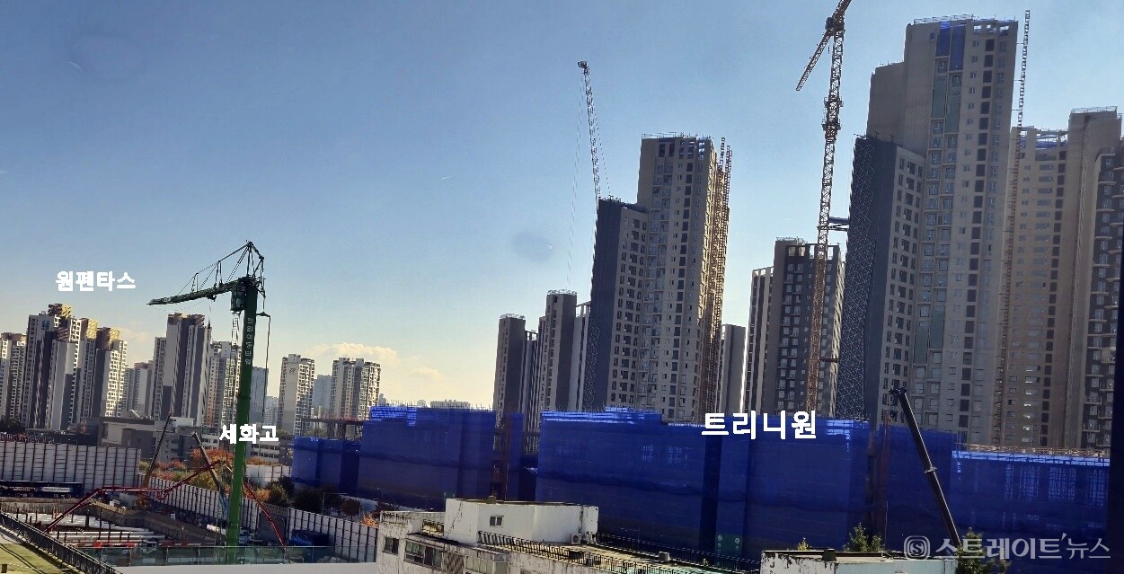 삼성물산 건설부문이 서울시 서초구 반포 제3주구에서 후분양하는 ‘반포 래미안 트리니원’ 현장. 명문인 세화(여)고와 인접한다. 청약홈은 '래미안 트리니원'의 특별공급을 10일 시작한다.