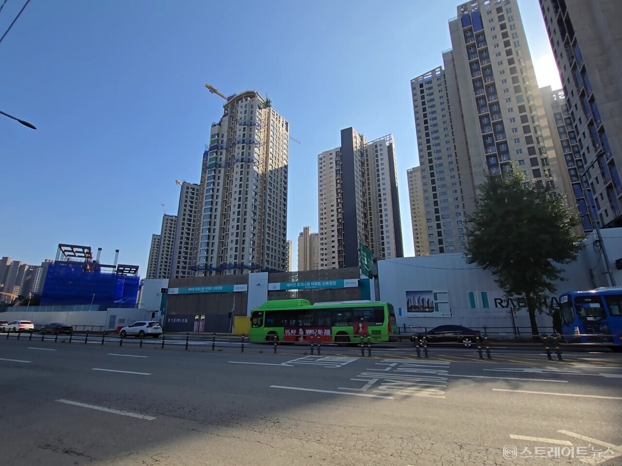 삼성물산 건설부문이 서울시 서초구 반포아파트(제3주구) 주택재건축정비사업을 통해 반포동 1109번지 일원에 후분양으로 공급하는 ‘반포 래미안 트리니원’의 건설현장. 청약홈은 '래미안 트리니원'의 특별공급을 10일 시작한다.  김태현 기자