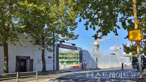 현대건설이 '반포 래미안 트리니원' 북단 한강변의 반포 1·2·4주구에서 내년 6월 분양 예정인 '반포 디에이치 클래스트'  건설 현장. 김태현 기자