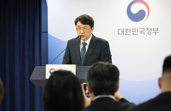 과학기술정보통신부 최우혁  네트워크정책실장이 6일 서울 정부서울청사에서 KT 해킹 사고 민관합동조사단 중간 조사결과를 발표하고 있다. 연합뉴스. 