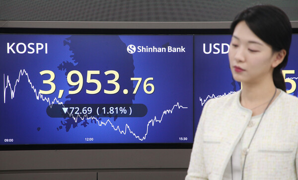 7일 4000선이 무너진 코스피 전광판 앞에서 고개를 갸우뚱하는 신한은행 딜링룸 직원. 신한은행 제공.