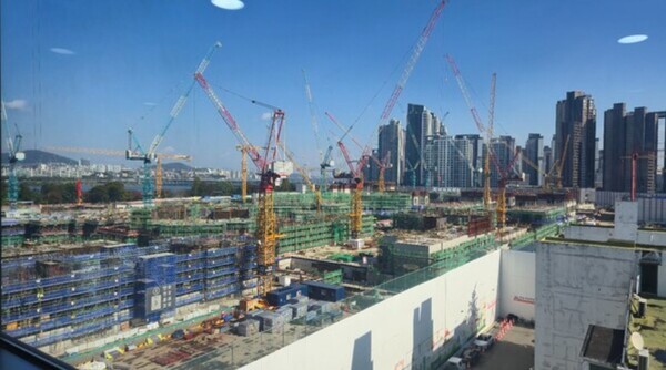 현대건설이 ‘반포 래미안 트리니원’의 북단 한강변 반포 1·2·4주구에서 내년 6월 분양 예정인 '반포 디에이치 클래스트' 건설 현장. 총 5007가구 초대형 단지로 일반분양 물량은 1832가구다. 3.3㎡당 현지 추정 분양가는 9000만원 내외로, 2026년 청약시장 최대 관심 단지다. 김태현 기자