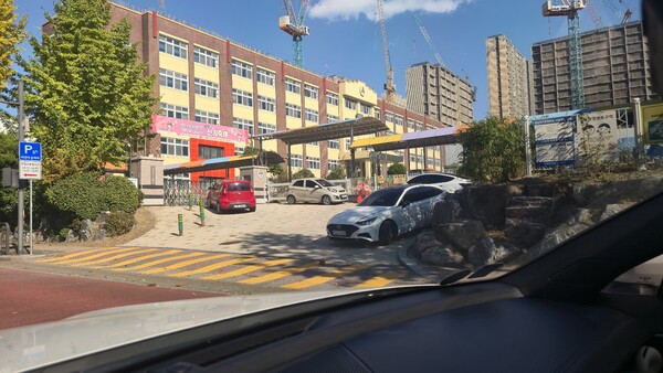 삼성물산 건설부문이 서울시 서초구 반포아파트(제3주구) 주택재건축정비사업을 통해 반포동 1109번지 일원에 후분양으로 공급하는 ‘반포 래미안 트리니원’ 인근에서 내년 재개교를 목표로 재개발 중인 반포초교. 김태현 기자