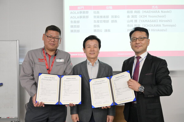 조규일 진주시장(가운데)이 일본 후쿠오카 얀마건설기계㈜ 본사에서 양해각서를 체결한 뒤 관계자들과 기념촬영을 하고 있다. 진주시 제공