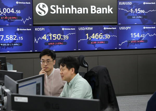 웃음 번지는 신한은행 딜링룸 모습. 신한은행 제공.