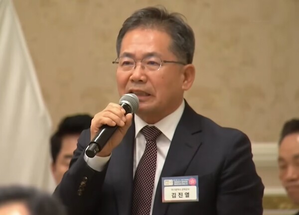 대구 군위군은 김진열 군수가 지난 12일 청와대 영빈관에서 열린 대통령 주재 국정설명회에 참석해 대구경북 통합신공항 예산을 내년도 예산에 포함시켜줄 것을 건의했다고 밝혔다.(사진=군위군)