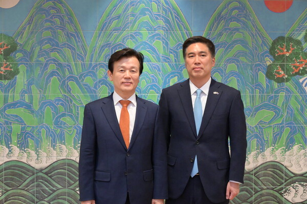 조규일 진주시장(왼쪽)이 주호주한국대사관 김지민 대사대리(오른쪽)와 기념촬영을 하고 있다. 진주시 제공