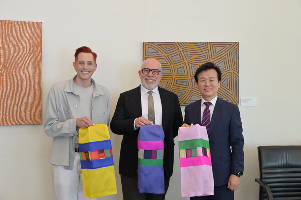 조규일 진주시장(오른쪽 끝)이 호주 국립박물관을 방문해 관계자들과 진주 실크등을 들고 기념촬영을 하고 있다. 진주시 제공