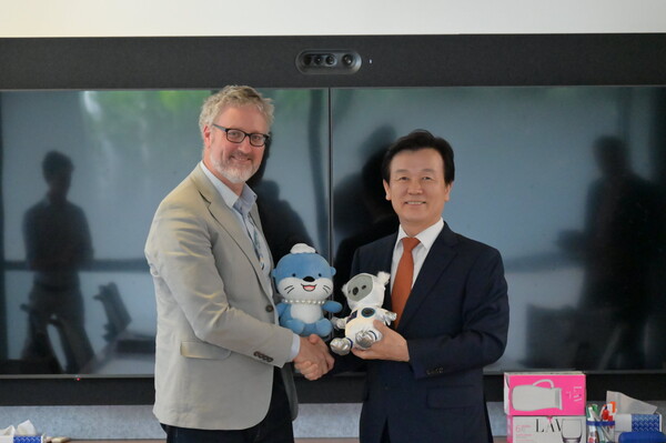 조규일 진주시장(오른쪽)이 크리스 휴잇 우주청 부국장과 함께 기념촬영을 하고 있다. 진주시 제공