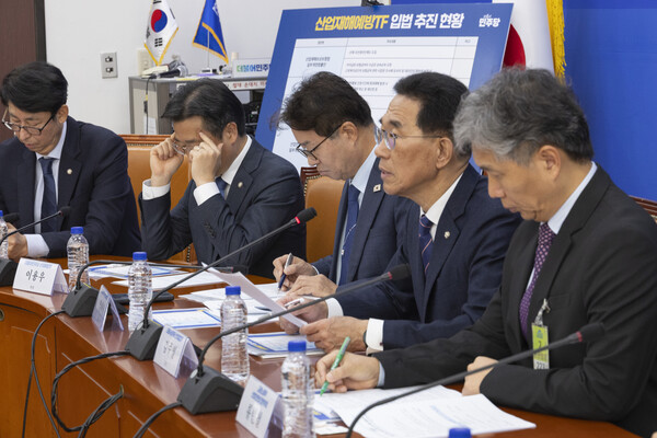 더불어민주당 김주영 산재 예방 TF 단장이 17일 국회에서 열린 11월 정기국회 산업안전 입법 추진과제 발표 간담회에서 발언하고 있다. 연합뉴스. 