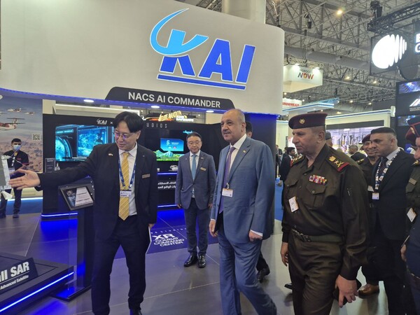 이라크 국방장관 일행이 두바이 에어쇼 KAI 부스를 방문해 전시 기종과 기술을 살펴보고 있다. KAI 제공