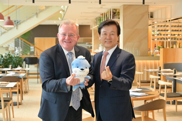 조규일 진주시장(오른쪽)이 브루스 빌슨 호주 중소기업·가족기업 옴부즈맨과 기념촬영을 하고 있다. 진주시 제공