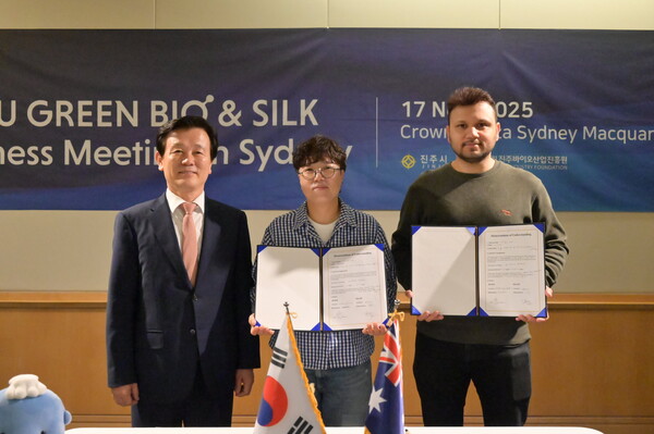 조규일 진주시장(왼쪽 첫 번째)이 시드니에서 열린 ‘그린바이오·실크 수출상담회’에서 참가 기업 관계자들과 기념 촬영을 하고 있다. 진주시 제공