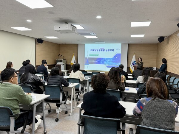 사천시청에서 회계 담당 공무원들이 실무 교육을 받고 있다. 사천시 제공