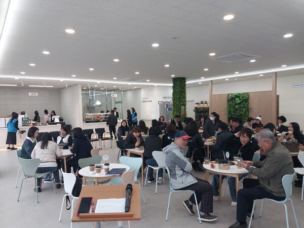 노을휴게소 개소식에 참석한 시민과 어르신들이 휴게 공간을 이용하고 있다. 사천시 제공