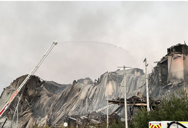 지난 16일 오후 충남 천안시 동남구 풍세면 이랜드패션 물류센터에서 전날 발생한 화재로 건물 일부가 붕괴돼 있다. 연합뉴스 제공
