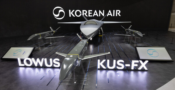 대한항공의 저피탐 무인편대기(LOWUS) 시제기와 소형 협동 무인기(KUS-FX) 목업. 대한항공 제공