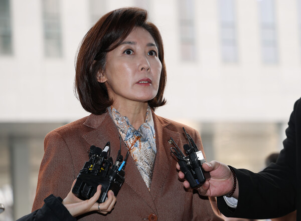 국민의힘 나경원 의원이 20일 '국회 패스트트랙 충돌' 1심 선고 공판 참석을 위해 서울 양천구 서울남부지방법원에 들어서며 취재진의 질문을 받고 있다. 연합뉴스. 