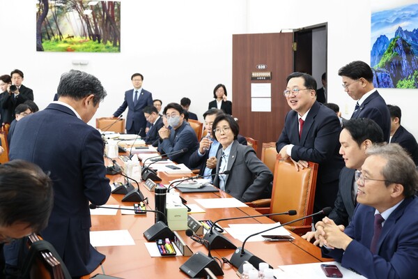 예결특위 소위 회의실을 방문한 이장우 대전시장. 대전시 제공.