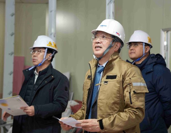 박정현 코레일유통 대표(가운데)가 철도역에 상업시설 공사 현장을 점검하고 있다. 왼쪽은 백승기 안전경영센터장, 오른쪽은 김형래 서울본부장. 코레일유통 제공