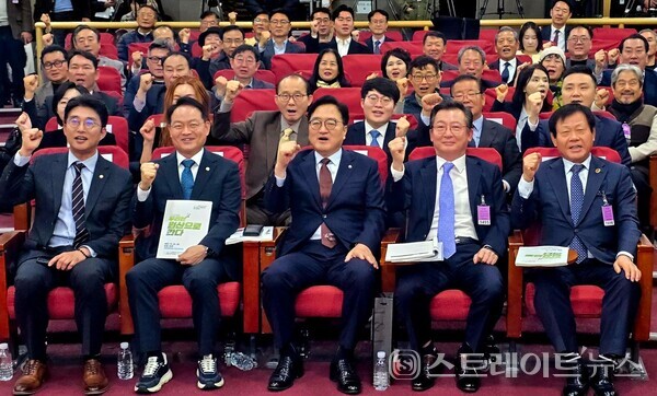 24일 오전 국회의원회관에서 '다시 심는 평화, 우리는 원산으로 간다' 정책 토론회가 열렸다. 참가자들이 객석에서 화이팅을 외치고 있다. 설인호 기자.