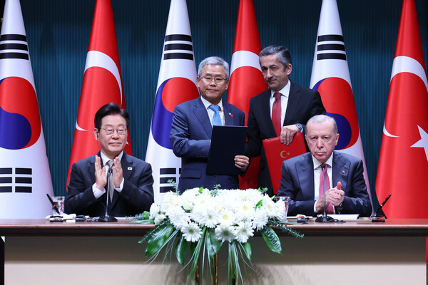 김동철 한국전력공사 사장과 네자티 야마츠 튀르키예 원자력공사 사장이 24일(현지시간) 튀르키예 앙카라 대통령궁에서 이재명 대통령과 레제프 타이이프 에르도안 튀르키예 대통령이 참석한 가운데 원자력 에너지 협력에 관한 MOU를 체결했다. 연합뉴스. 