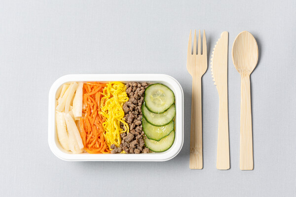 대한항공이 식물성 원료로 만든 비목재 펄프 소재로 제작된 기내식 용기를 새롭게 도입한다. 대한항공 제공